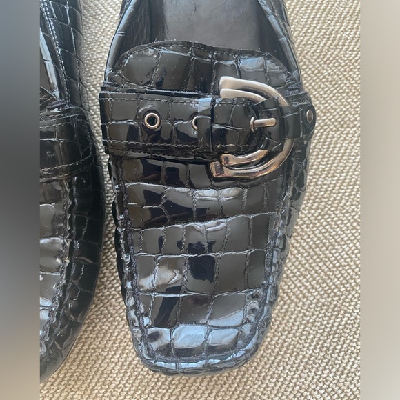 Stuart Weitzman Patent Leather Driving Loafer. Croc Embossed w/Buckle. Sz 9M - Picture 7 of 9